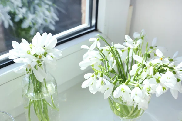 Indah karangan bunga snowdrops dalam vas di jendela — Stok Foto