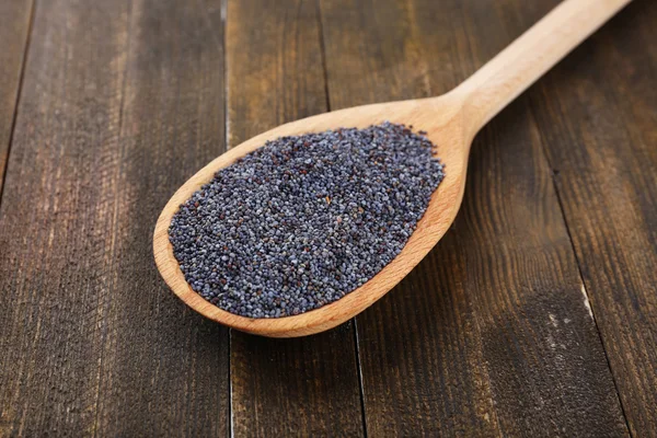 Poppy seeds in spoon on table close-up — Stock Photo, Image