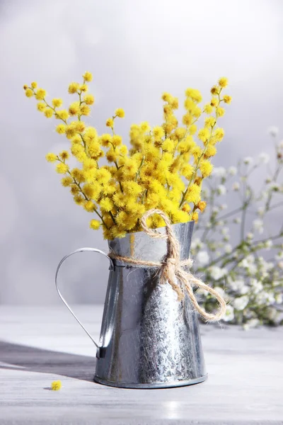 A mimosa virágok vázában a fából készült asztal gallyak — Stock Fotó