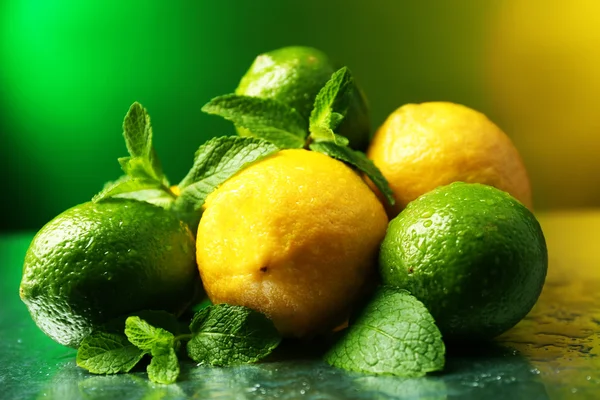 Citroner och limefrukter på ljus bakgrund — Stockfoto