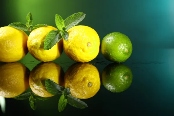 Limoni e calce su sfondo scuro — Foto Stock