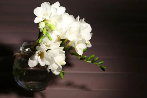 Lindas flores freesia, na mesa de madeira — Fotografia de Stock