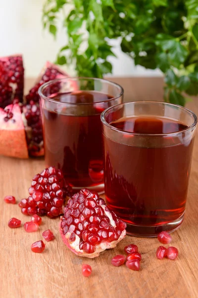 Granadas maduras con jugo en el primer plano de la mesa — Foto de Stock