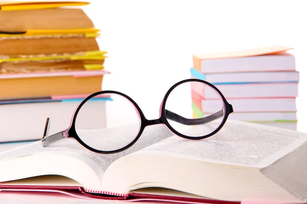 Композиція з окулярами та книгами, ізольована на білому — стокове фото