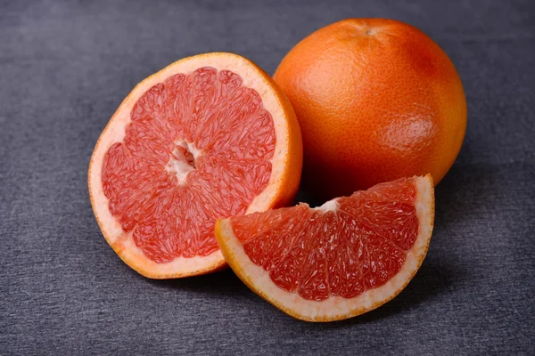 Rijp grapefruit op tafel close-up — Stockfoto