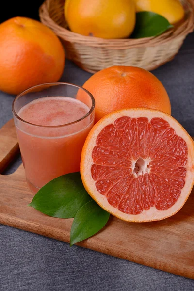 Rijp grapefruit met sap op tafel close-up — Stockfoto