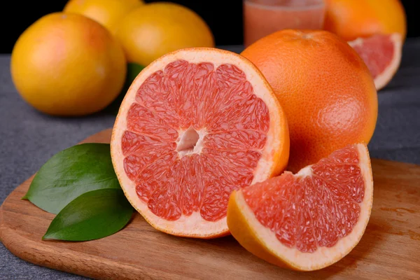 Reife Grapefruit auf dem Tisch in Großaufnahme — Stockfoto