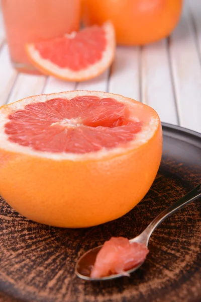 Rijp grapefruit op tafel close-up — Stockfoto