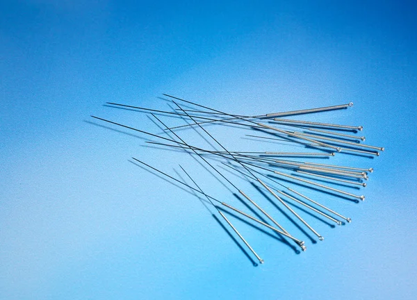 Agujas para acupuntura sobre fondo azul — Foto de Stock
