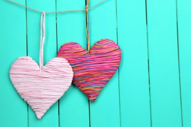 Ahşap arka planda dekoratif kalp