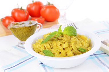 lezzetli pasta plaka üzerinde tablo yakın çekim pesto ile