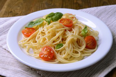 leziz spagetti domates plaka üzerinde tablo yakın çekim