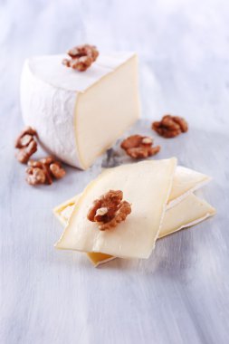 lezzetli camembert peyniri ile fındık, ahşap masa