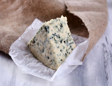 ahşap masa üstünde lezzetli mavi peynir