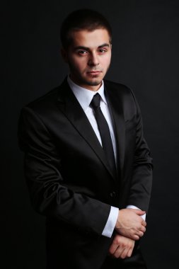 yakışıklı genç takım koyu arka plan üzerinde