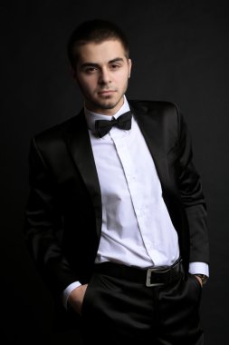 yakışıklı genç takım koyu arka plan üzerinde