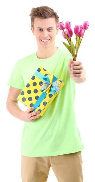 Retrato de jovem bonito com flores e presente, isolado em branco — Fotografia de Stock