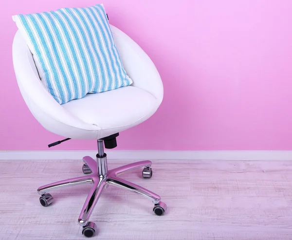 Современный стул в номере на розовом фоне — стоковое фото