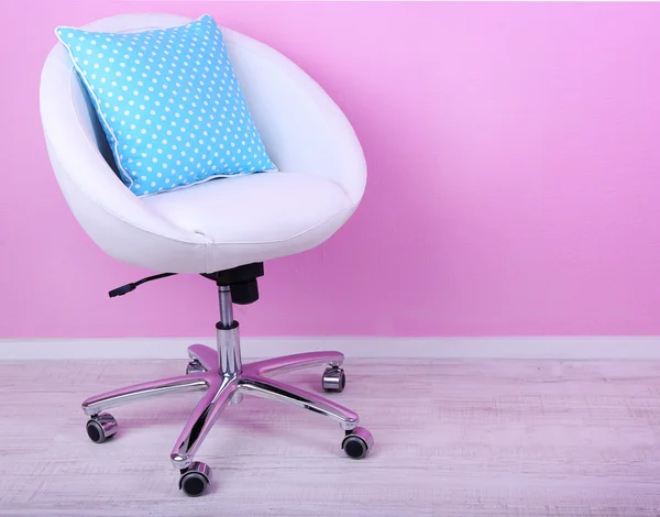 Nowoczesny fotel w pokoju na różowym tle — Zdjęcie stockowe