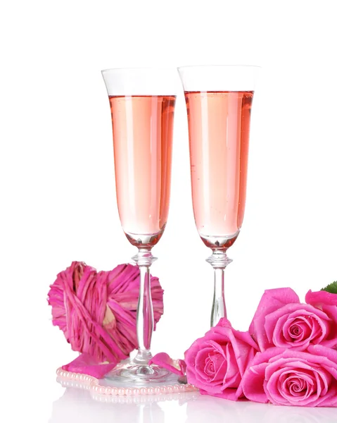 Sammansättning med rosa gnistra vin i glasen och rosa rosor isolerad på vit — Stockfoto