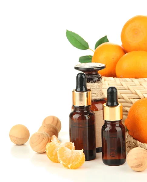 Óleo essencial de tangerina e tangerinas, isolados sobre branco — Fotografia de Stock