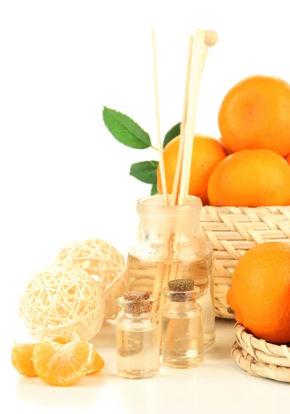 Aceite esencial de mandarina y mandarinas, aislados en blanco — Foto de Stock