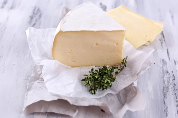 Queijo saboroso Camembert com tomilho, sobre mesa de madeira — Fotografia de Stock