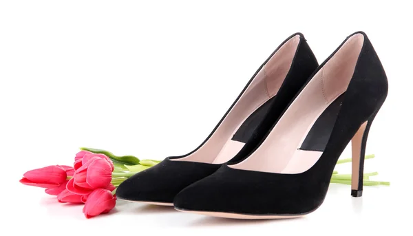 Sapatos femininos pretos bonitos e flores, isoladas em branco — Fotografia de Stock