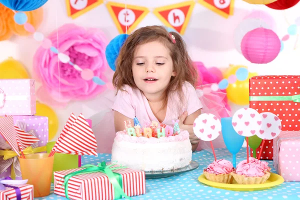 Sevimli küçük kız onun doğum günü kutlamak — Stok fotoğraf