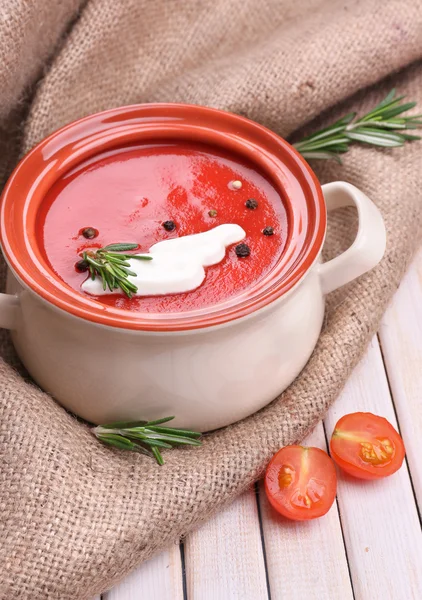 Chutná rajská polévka na dřevěný stůl — Stock fotografie