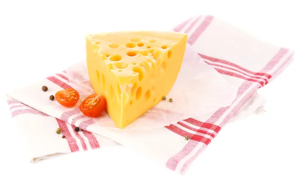 Шматочок сиру і помідорів, на кольоровій серветці, ізольовані на білому — стокове фото