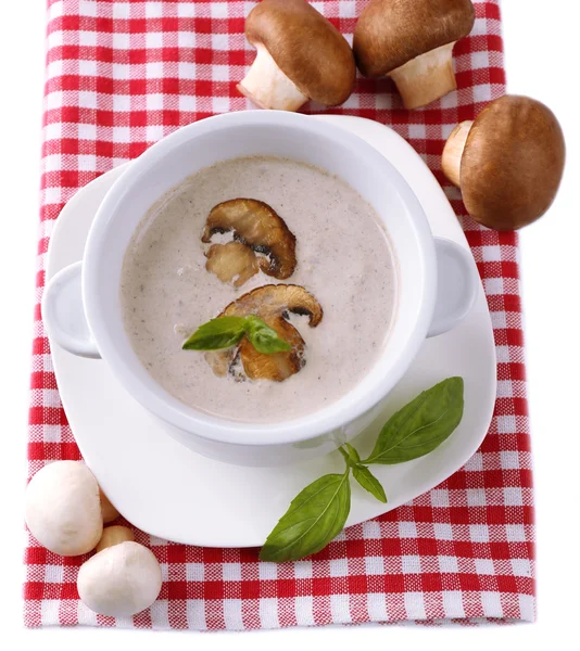 Грибной суп в белом горшке, на салфетке, изолированный на белом — стоковое фото