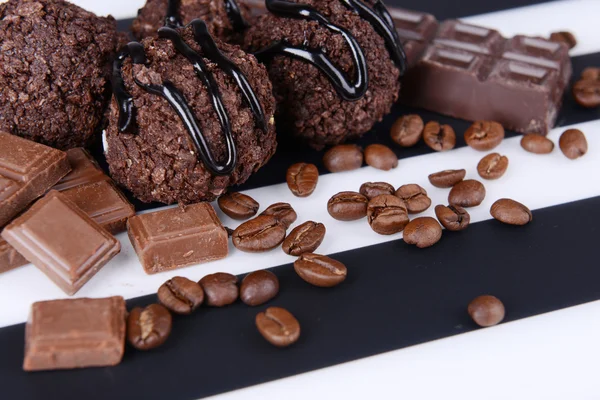 Deliziosi cioccolatini sul tavolo primo piano — Foto Stock