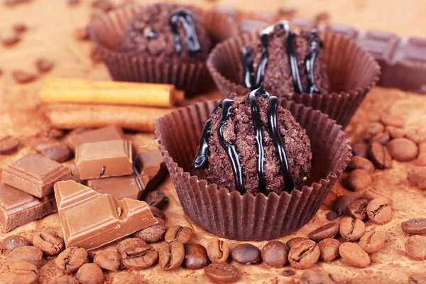Deliciosos chocolates na mesa close-up — Fotografia de Stock