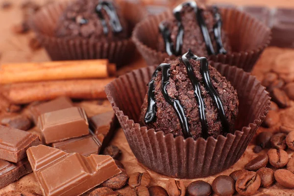 Deliziosi cioccolatini sul tavolo primo piano — Foto Stock