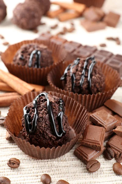 Köstliche Pralinen auf dem Tisch aus nächster Nähe — Stockfoto