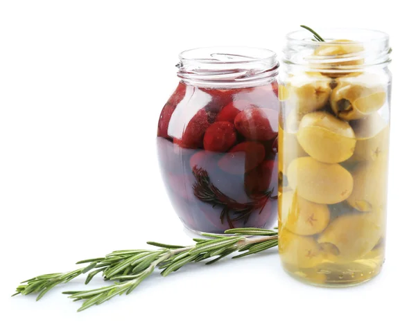 Leckere Oliven im Glas, isoliert auf weiß — Stockfoto