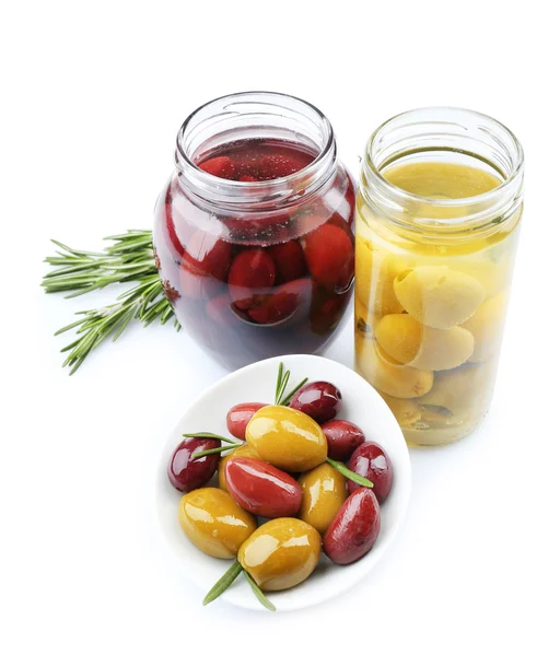 Sabrosas aceitunas en frascos de vidrio, aisladas en blanco — Foto de Stock