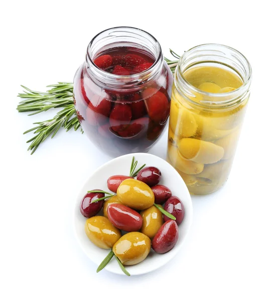 Sabrosas aceitunas en frascos de vidrio, aisladas en blanco — Foto de Stock