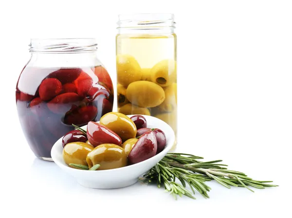 Sabrosas aceitunas en frascos de vidrio, aisladas en blanco — Foto de Stock