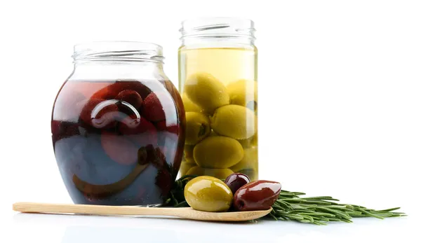 Chutné olivy ve sklenicích, izolované na bílém — Stock fotografie