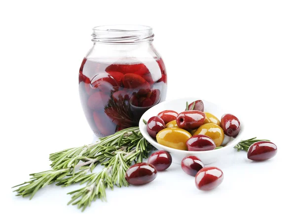 Olive saporite in vaso di vetro, isolate su bianco — Foto Stock