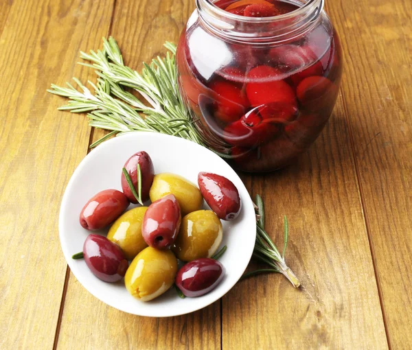 Sabrosas aceitunas sobre mesa de madera — Foto de Stock