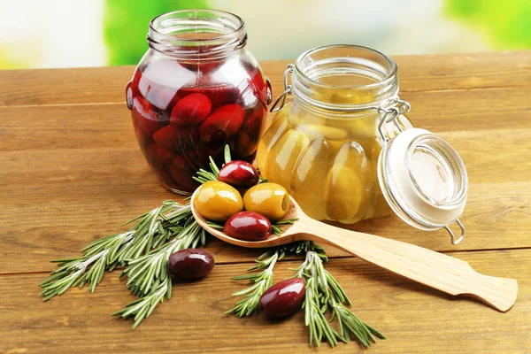 Olive saporite sul tavolo di legno — Foto Stock