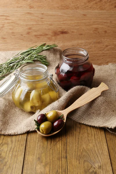 Maukkaita oliiveja puupöydällä — kuvapankkivalokuva