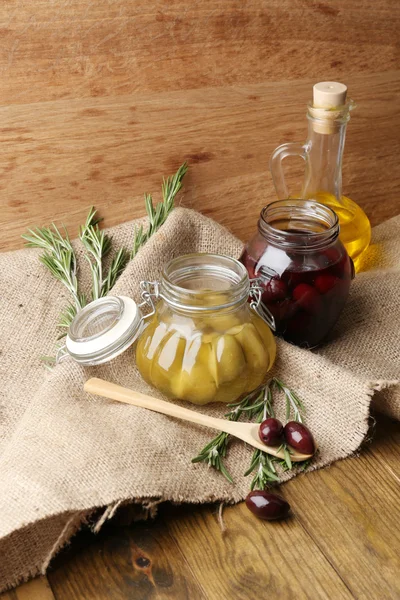 Smakelijke olijven op houten tafel — Stockfoto