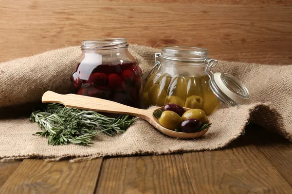 Вкусные оливки на деревянном столе — стоковое фото