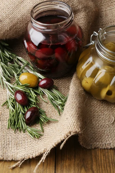 Sabrosas aceitunas sobre mesa de madera — Foto de Stock