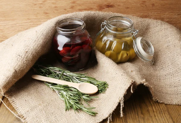Вкусные оливки на деревянном столе — стоковое фото