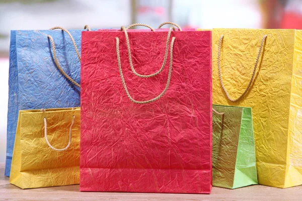 Bolsas de compras coloridas, sobre fondo brillante — Foto de Stock